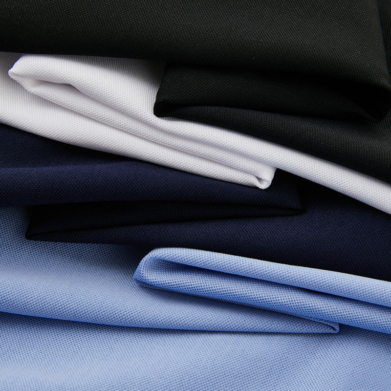 Camiseta corta de hombre con material de algodón de gran tamaño y logotipo personalizado en un diseño simple