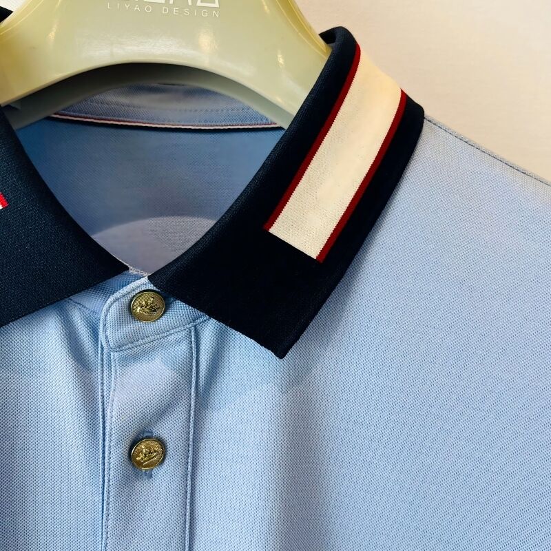 Camiseta de polo azul claro para hombres con cuello de contraste y logotipo bordado estilo casual de negocios Camisetas de polo Pique para hombres