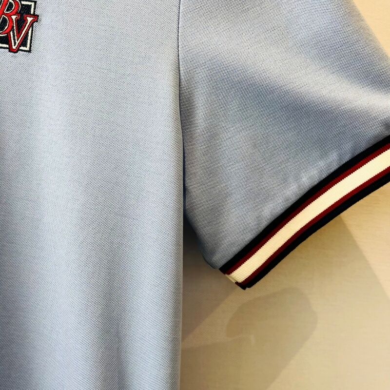 Camiseta de polo azul claro para hombres con cuello de contraste y logotipo bordado estilo casual de negocios Camisetas de polo Pique para hombres