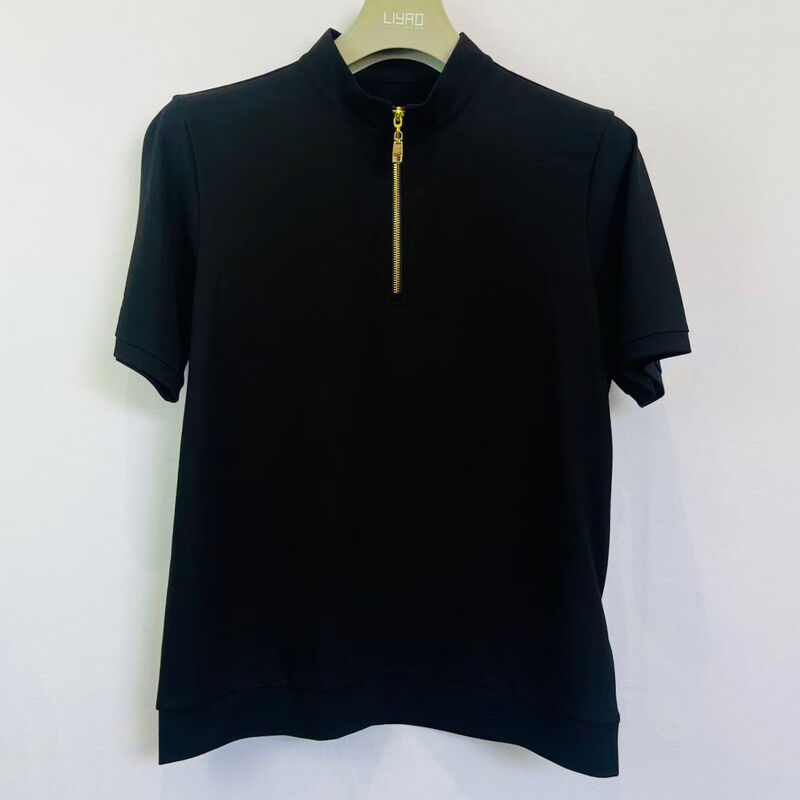 Camiseta de polo de cuello falso para hombres. Negro con cremallera dorada de manga corta estilo minimalista moderno camiseta de polo para hombres.