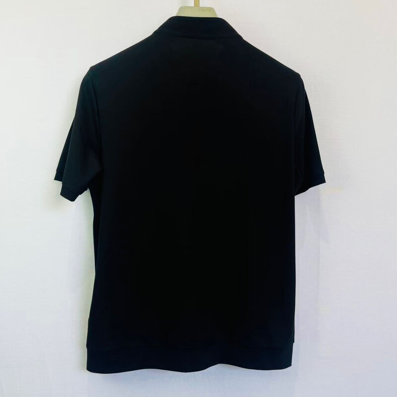 Camiseta de polo de cuello falso para hombres. Negro con cremallera dorada de manga corta estilo minimalista moderno camiseta de polo para hombres.