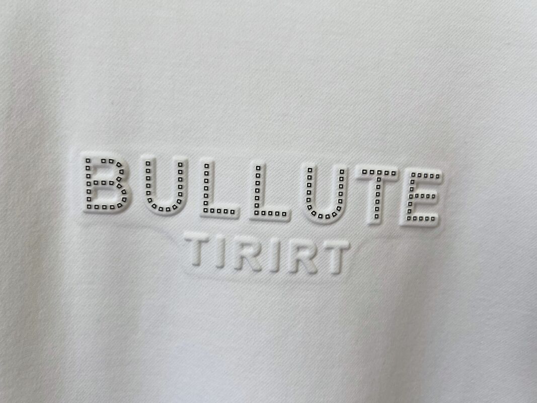 Camiseta de cuello redondo de lujo con estampado de logotipo, diseño que adopta proceso de gofrado de tela original más proceso de vinilo de transferencia térmica OEM/ODM