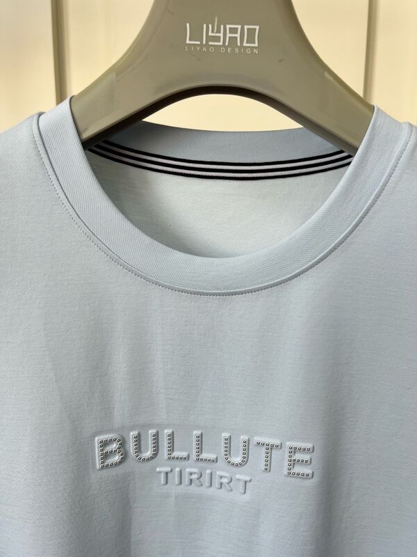 Camiseta de cuello redondo de lujo con estampado de logotipo, diseño que adopta proceso de gofrado de tela original más proceso de vinilo de transferencia térmica OEM/ODM