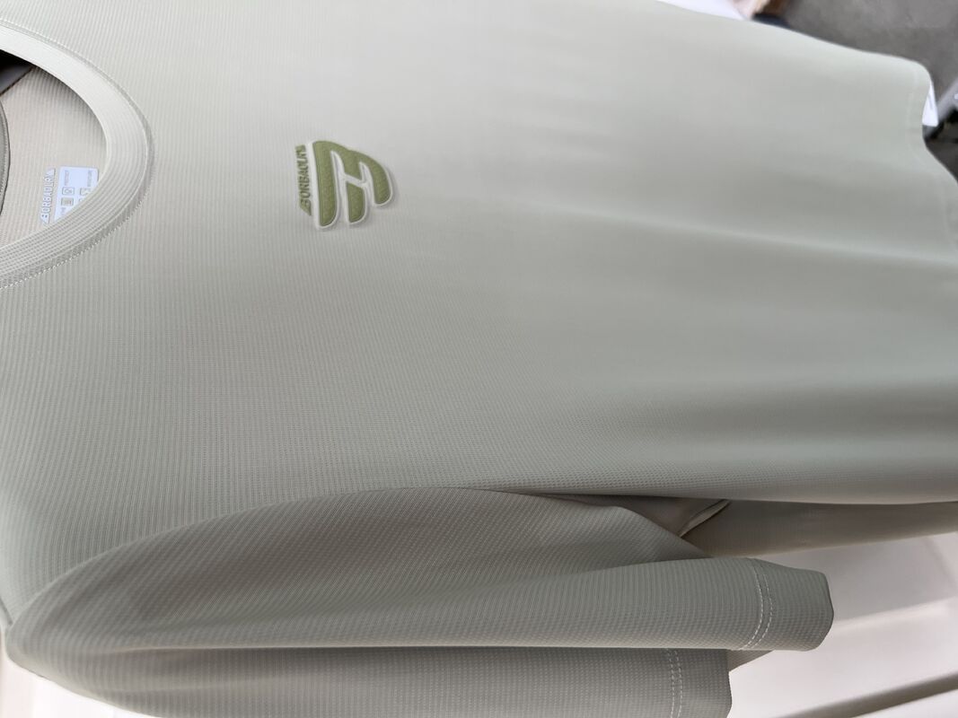 Personaliza el juego deportivo verde de oliva masculino - camiseta de manga corta y pantalones, camiseta de tela transpirable para hombres